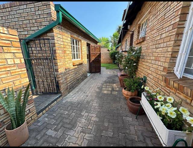 3 BEDROOM TOWNHOUSE FOR SALE IN GLEN MARAIS